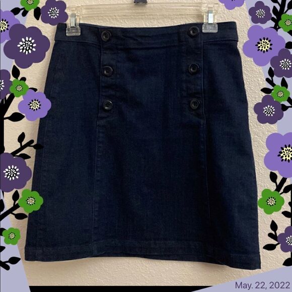 💙LOFT JEAN SKIRT WITH THREE BUTTONS ON BOTH SIDES ON THE FRONT OF THE SKIRT!! - Picture 1 of 4